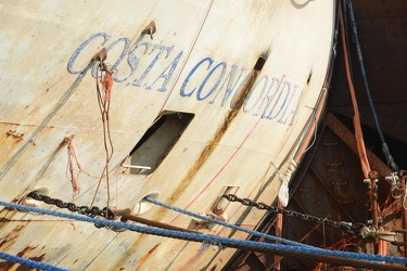 Genova Voltri VTE - il relitto della costa concordia in fase di 