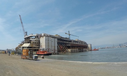 Genova - la Costa Concordia raggiunge il suo ultimo ormeggio