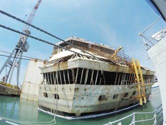 Genova - la Costa Concordia raggiunge il suo ultimo ormeggio