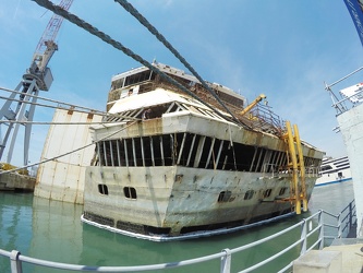 Genova - la Costa Concordia raggiunge il suo ultimo ormeggio