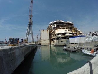 Genova - la Costa Concordia raggiunge il suo ultimo ormeggio