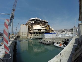 Genova - la Costa Concordia raggiunge il suo ultimo ormeggio