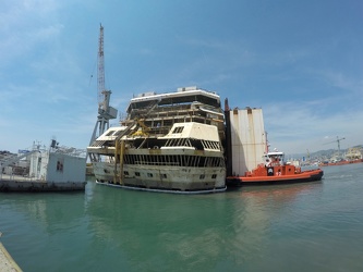 Genova - la Costa Concordia raggiunge il suo ultimo ormeggio