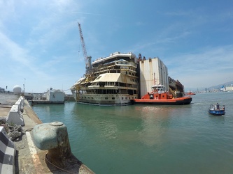 Genova - la Costa Concordia raggiunge il suo ultimo ormeggio