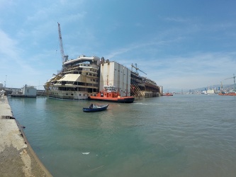 Genova - la Costa Concordia raggiunge il suo ultimo ormeggio