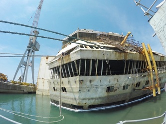 Genova - la Costa Concordia raggiunge il suo ultimo ormeggio