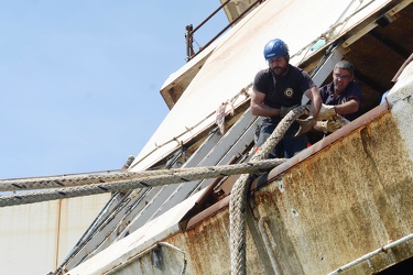 Genova - la Costa Concordia raggiunge il suo ultimo ormeggio