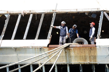 Genova - la Costa Concordia raggiunge il suo ultimo ormeggio