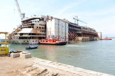 Genova - la Costa Concordia raggiunge il suo ultimo ormeggio