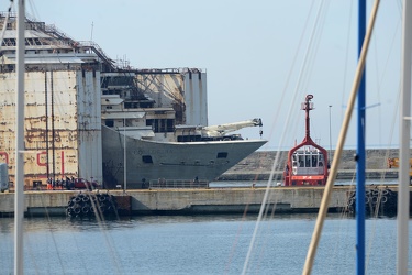 Genova - la Costa Concordia entra nel maxi bacino in cui verr√† 