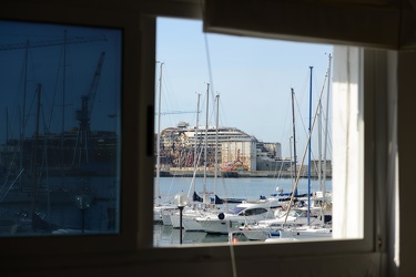 Genova - la Costa Concordia entra nel maxi bacino in cui verr√† 