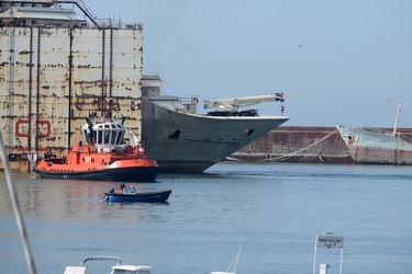 Genova - la Costa Concordia entra nel maxi bacino in cui verr√† 