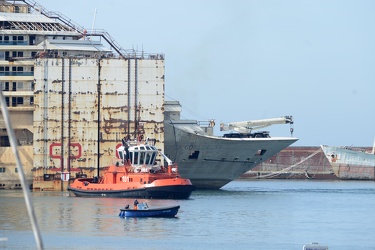 Genova - la Costa Concordia entra nel maxi bacino in cui verr√† 