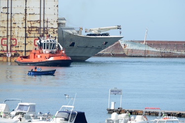 Genova - la Costa Concordia entra nel maxi bacino in cui verr√† 