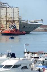 Genova - la Costa Concordia entra nel maxi bacino in cui verr√† 