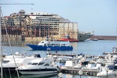 Genova - la Costa Concordia entra nel maxi bacino in cui verr√† 