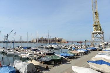 Genova - la Costa Concordia entra nel maxi bacino in cui verr√† 