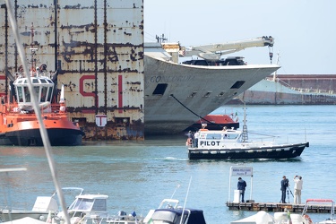 Genova - la Costa Concordia entra nel maxi bacino in cui verr√† 