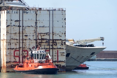 Genova - la Costa Concordia entra nel maxi bacino in cui verr√† 