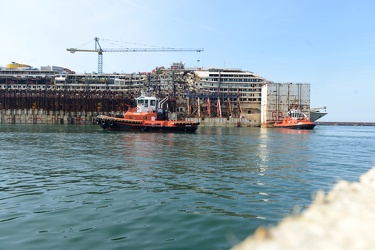 Genova - la Costa Concordia entra nel maxi bacino in cui verr√† 