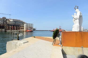 Genova - la Costa Concordia entra nel maxi bacino in cui verr√† 