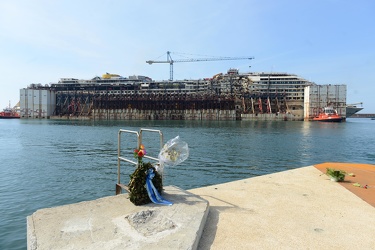 Genova - la Costa Concordia entra nel maxi bacino in cui verr√† 