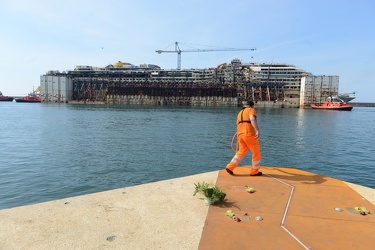 Genova - la Costa Concordia entra nel maxi bacino in cui verr√† 