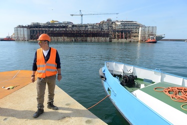 Genova - la Costa Concordia entra nel maxi bacino in cui verr√† 