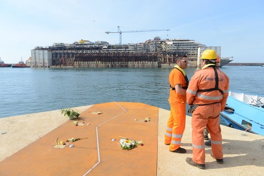 Genova - la Costa Concordia entra nel maxi bacino in cui verr√† 