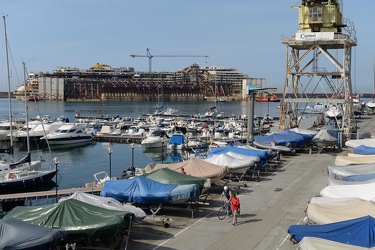 Genova - la Costa Concordia entra nel maxi bacino in cui verr√† 