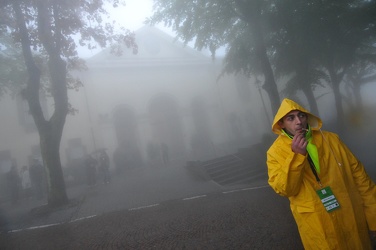 l'attesa dei fedeli nella nebbia madonna guardia