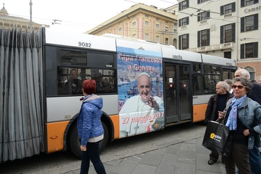 Genova - cresce attesa per visita papa Francesco - sugli autobus