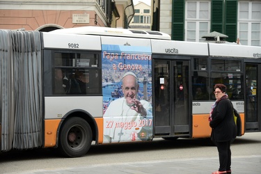 Genova - cresce attesa per visita papa Francesco - sugli autobus