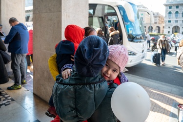 Genova, piazza della Vittoria - arrivo autobus con profughi da U