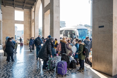 Genova, piazza della Vittoria - arrivo autobus con profughi da U