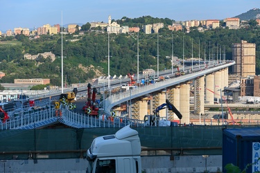 Genova, nuovo ponte Genova San Giorgio, inquadrato da elicoidale