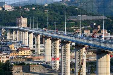 Genova, nuovo ponte Genova San Giorgio, inquadrato da elicoidale