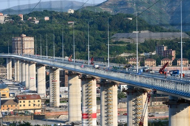 Genova, nuovo ponte Genova San Giorgio, inquadrato da elicoidale