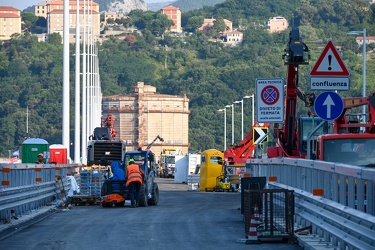 Genova, nuovo ponte Genova San Giorgio, inquadrato da elicoidale