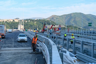 Genova, nuovo ponte Genova San Giorgio, inquadrato da elicoidale