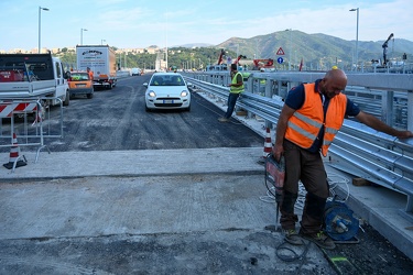 Genova, nuovo ponte Genova San Giorgio, inquadrato da elicoidale