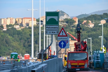 Genova, nuovo ponte Genova San Giorgio, inquadrato da elicoidale