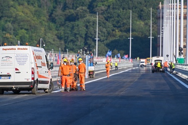 Genova, nuovo ponte Genova San Giorgio, inquadrato da elicoidale