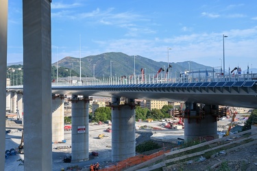 Genova, nuovo ponte Genova San Giorgio, inquadrato da elicoidale