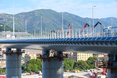 Genova, nuovo ponte Genova San Giorgio, inquadrato da elicoidale