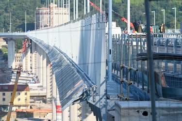 Genova, nuovo ponte Genova San Giorgio, inquadrato da elicoidale