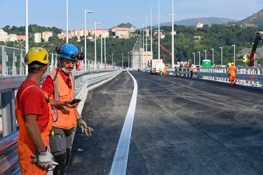 Genova, nuovo ponte Genova San Giorgio, inquadrato da elicoidale