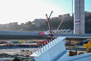 Genova - operazioni antecedenti a sollevamento impalcato da 100 