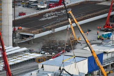 Genova - operazioni antecedenti a sollevamento impalcato da 100 