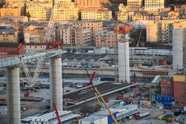 Genova - operazioni antecedenti a sollevamento impalcato da 100 